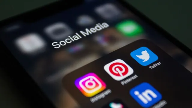 Pantalla de un teléfono con iconos de Instagram, Pinterest, Twitter y LinkedIn.